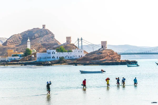 Pescadores locais estão embarcando em seus barcos a caminho do mar em Sur, Omã . — Fotografia de Stock