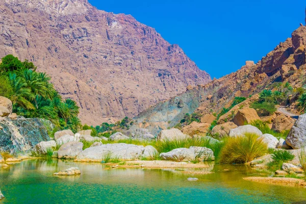 Lagoa com água turquesa em Wadi Tiwi em Omã . — Fotografia de Stock