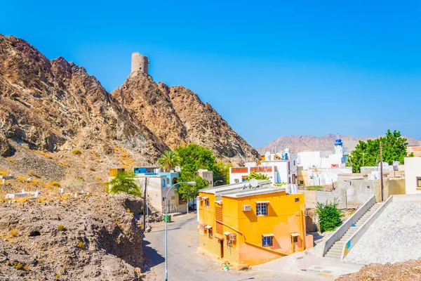 Casas típicas omaníes vistas desde una ruta de senderismo en Muttrah, Mascate, Omán . — Foto de Stock