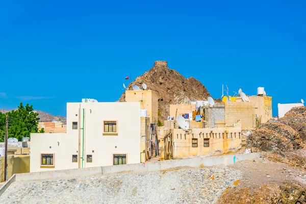 Casas típicas omaníes vistas desde una ruta de senderismo en Muttrah, Mascate, Omán . — Foto de Stock