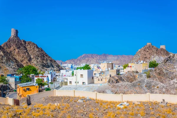 Casas típicas de Omani vistas de uma trilha de caminhada em Muttrah, Muscat, Omã . — Fotografia de Stock