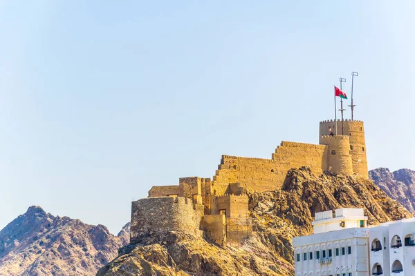 Vista de um forte no distrito de Muttrah de Muscat, Omã . — Fotografia de Stock