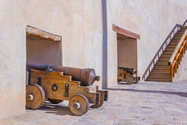 Vista de un cañón listo para disparar a la fortaleza nizwa en Omán . —  Fotos de Stock