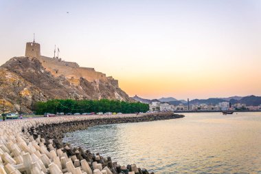 Gün batımında Muscat'ın Muttrah semtinde bir maandın görünümü, Umman.