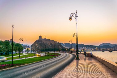Gün batımında Muscat'ın Muttrah semtinde bir maandın görünümü, Umman.