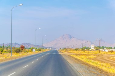 Umman'daki Hacer dağlarının çorak ortamında bir yol görünümü.
