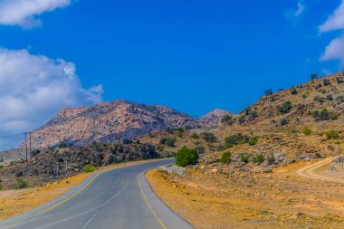 Umman'daki Hacer dağlarında Jebel Şems'e giden bir yolun görünümü.