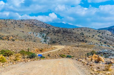 Umman'daki Hacer dağlarında Jebel Şems'e giden bir yolun görünümü.