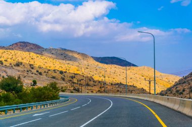 Umman'daki Hacer dağlarının çorak ortamında bir yol görünümü.