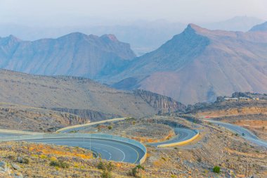 Umman'daki Hacer dağlarında Jebel Ahdar'a giden bir yolun görünümü.