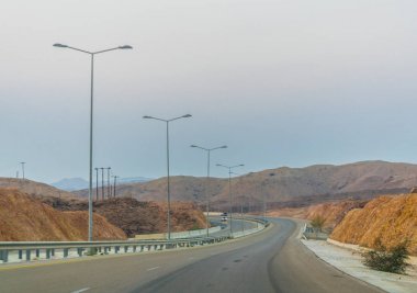Umman'da Muscat'a giden bir yolun görünümü.