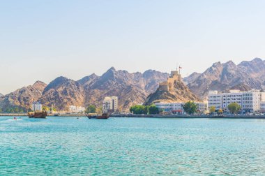 Bir tepe, Muscat, Umman üzerinde bir fort hakim Muttrah kıyı şeridi görünümü.