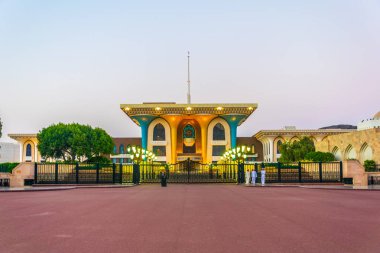 Umman sultanının resmi ikametgahı olan Muscat'ın eski kentindeki Al Alam sarayının görünümü.
