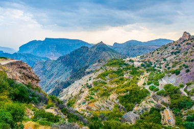 Umman'daki cebrail Akhdar Dağı'ndaki Saiq platosunda yer alan küçük kırsal köylerin görünümü.