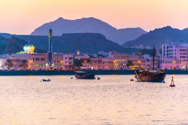 Gün batımında Muscat'ın Muttrah ilçesisahil şeridi manzarası, Umman.