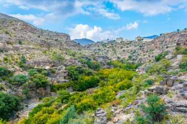 Umman'daki Jebel Akhdar Dağı'nda Wadi Bani Habib'in görünümü.
