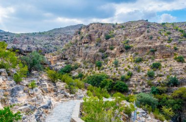 Umman'daki Jebel Akhdar Dağı'nda Wadi Bani Habib'in görünümü.