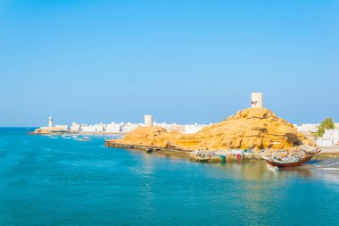 Al Ayjah kasabasının görünümü ve Umman Sur'daki Khor Al Batah köprüsünden bir gözetleme kulesi