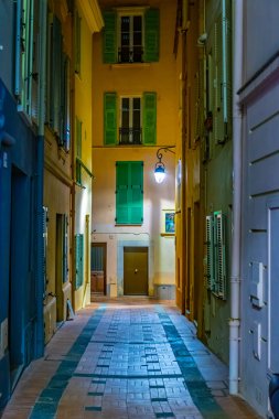 Monako merkezinde dar bir caddenin gece görünümü