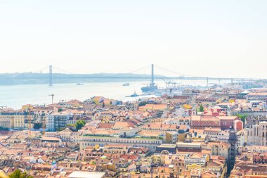 Puente 25 de abril köprüsü ile Lizbon havadan görünümü, Portekiz.