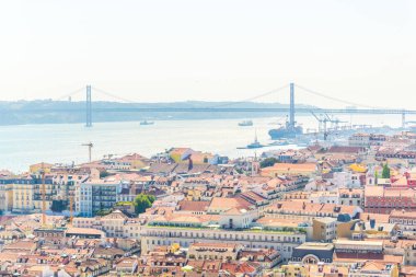 Puente 25 de abril köprüsü ile Lizbon havadan görünümü, Portekiz.