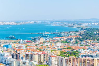 Cacilhas'ın havadan görünümü, Portekiz.