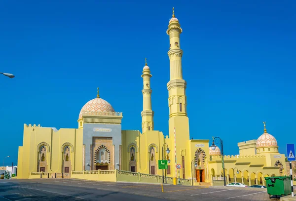 Widok na meczet w dzielnicy Qurm w Maskat, Oman. — Zdjęcie stockowe