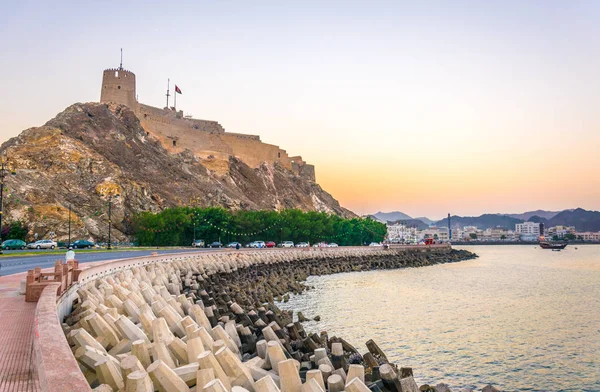 Вид на форт в районе Муттра города Маскат во время заката, Оман . — стоковое фото