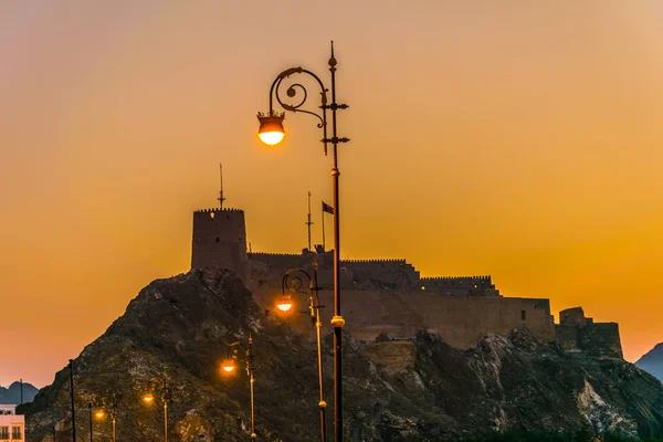 Pohled na pevnost u Muscat v okrese Muttrah během západu slunce, Omán. — Stock fotografie