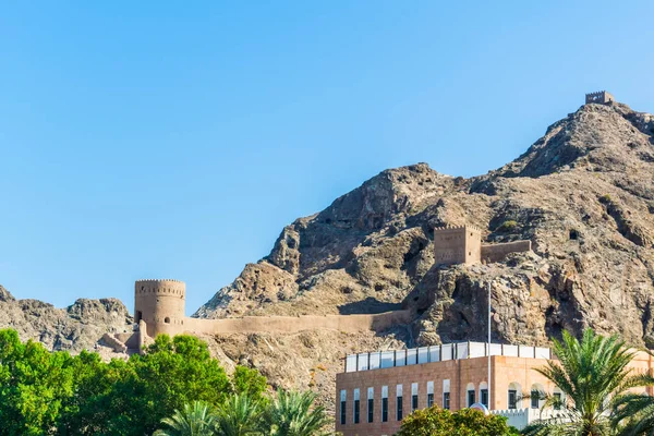 Vista de uma torre de vigia em uma colina em Muscat, Omã . — Fotografia de Stock