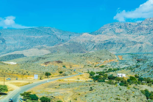 Θέα σε ένα δρόμο που οδηγεί στο Jebel διακοσμητικά μαξιλάρια σε βουνά Hajar στο Ομάν. — Φωτογραφία Αρχείου
