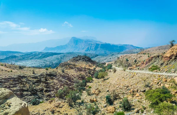 Θέα σε ένα δρόμο που οδηγεί στο Jebel διακοσμητικά μαξιλάρια σε βουνά Hajar στο Ομάν. — Φωτογραφία Αρχείου