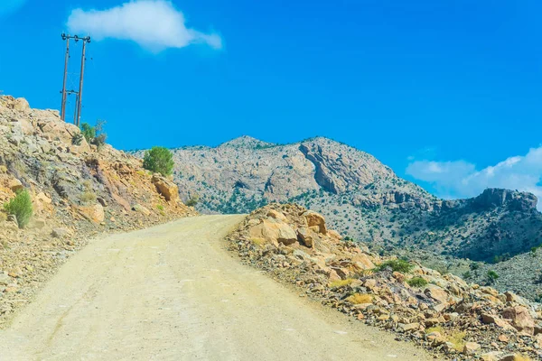 Vista de un camino que conduce a los Jebel Shams en las montañas Hajar en Omán . — Foto de Stock
