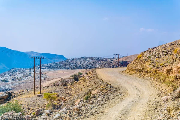 Θέα σε ένα δρόμο που οδηγεί στο Jebel διακοσμητικά μαξιλάρια σε βουνά Hajar στο Ομάν. — Φωτογραφία Αρχείου