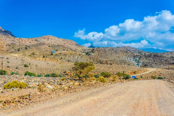 Θέα σε ένα δρόμο που οδηγεί στο Jebel διακοσμητικά μαξιλάρια σε βουνά Hajar στο Ομάν. — Φωτογραφία Αρχείου