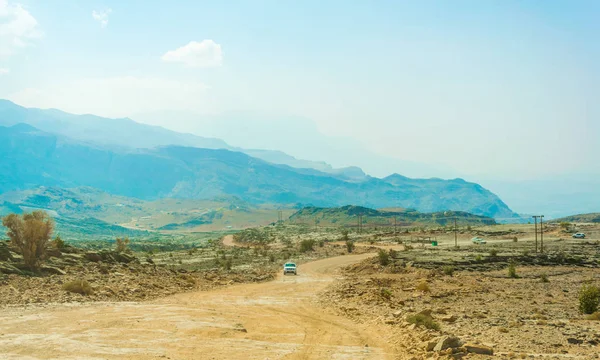 Θέα σε ένα δρόμο που οδηγεί στο Jebel διακοσμητικά μαξιλάρια σε βουνά Hajar στο Ομάν. — Φωτογραφία Αρχείου