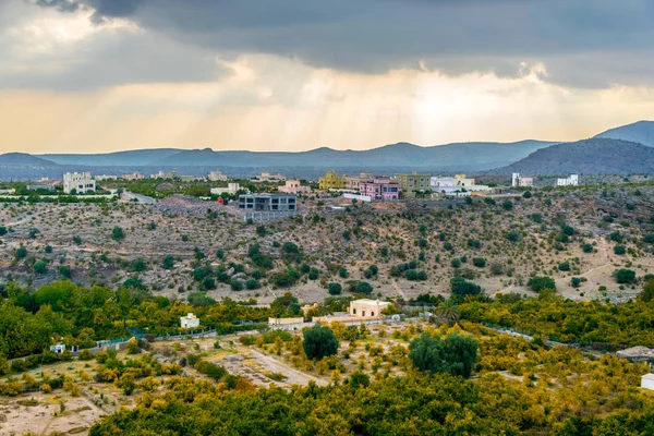 Uitzicht op een klein dorpje gelegen op de berg Jebel Akhdar in Oman. — Stockfoto