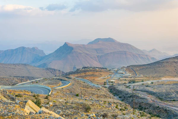 Θέα σε ένα δρόμο που οδηγεί στο Jebel Heldar στην οροσειρά Hajar στο Ομάν. — Φωτογραφία Αρχείου