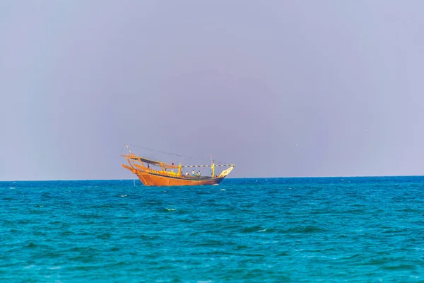 Uitzicht op een dhow-schip op een open zee in Oman. — Stockfoto