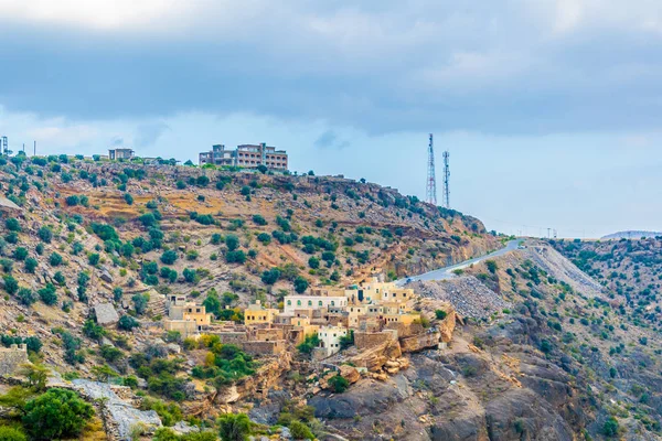 Pohled na malé venkovské vesničky nacházející se na Saiq plošině v pohoří Džabal Džebelachdarská v Ománu. — Stock fotografie