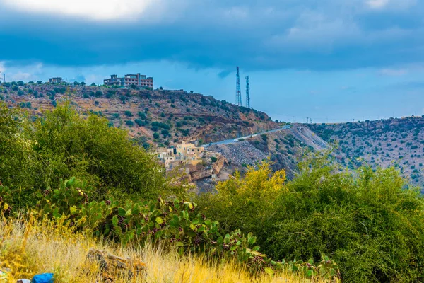 Uitzicht op kleine landelijke dorpjes gelegen op het saiq plateau op de Jebel Akhdar berg in Oman. — Stockfoto