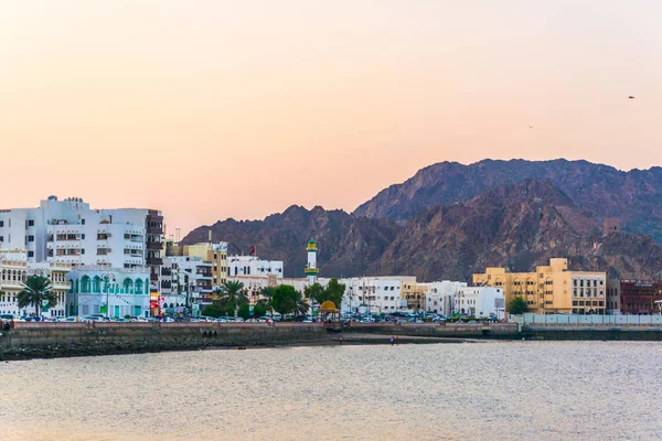 Vista de la costa del distrito de Muttrah de Mascate al atardecer, Omán . — Foto de Stock