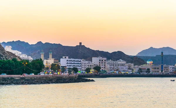 Vista de la costa del distrito de Muttrah de Mascate al atardecer, Omán . — Foto de Stock