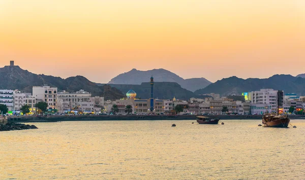 Vista de la costa del distrito de Muttrah de Mascate al atardecer, Omán . —  Fotos de Stock