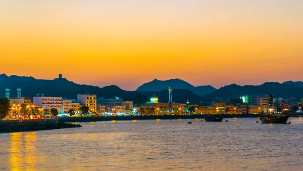 Vista da costa do distrito de Muttrah de Muscat durante o pôr do sol, Omã . — Fotografia de Stock