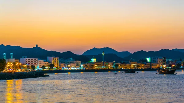 Vista da costa do distrito de Muttrah de Muscat durante o pôr do sol, Omã . — Fotografia de Stock