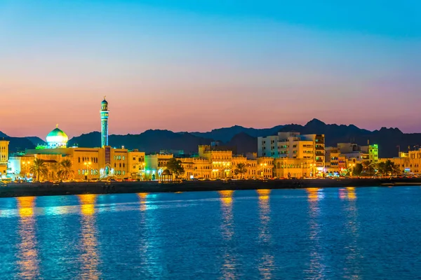 Beskåda av kust-av Muttrah område av Muscat under solnedgång, Oman. — Stockfoto