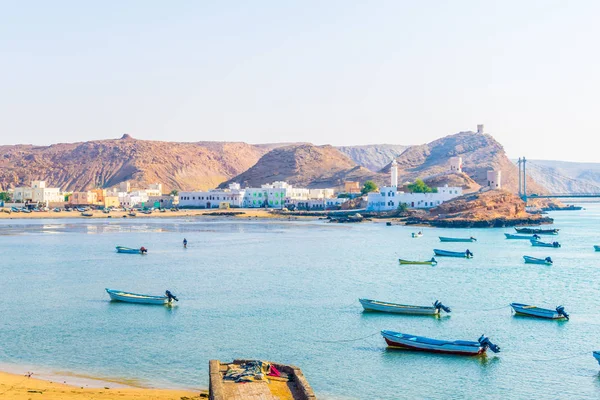 Vista de barcos de pesca anclando en una bahía en la ciudad omaní Al Ayjah . — Foto de Stock