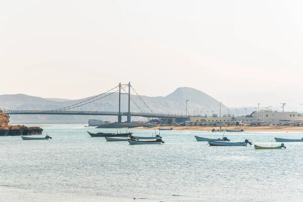 Tekintettel a halászhajók horgonyzás egy öbölben az Ománi város Al Ayjah. — Stock Fotó