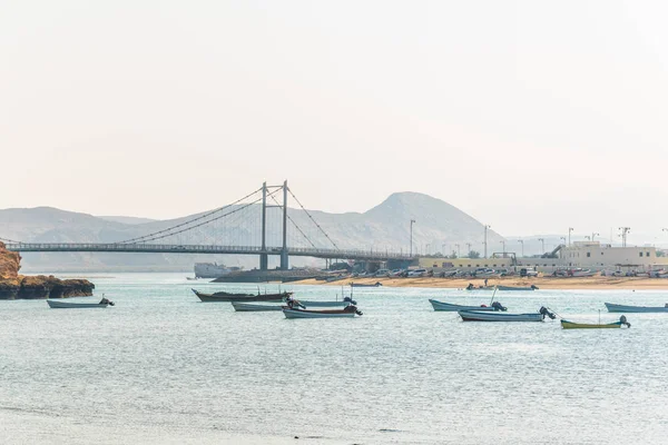 오만 마을 알 아이야(Al Ayjah)의 만에 정박하는 어선의 전경. — 스톡 사진